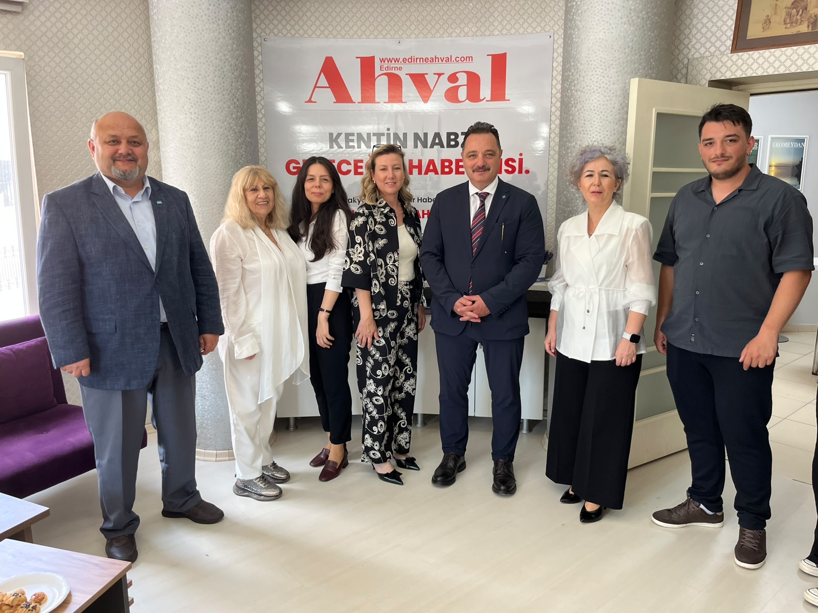 Edirne’de ilkeli, doğru ve objektif habercilik anlayışıyla kentin nabzını tutan, yerel basının güçlü sesi edirneahval.com internet haber sitesi, yayın hayatındaki 10’uncu yılını gururla kutladı.
